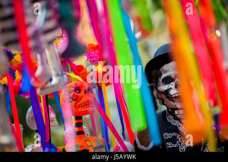 Un homme, habillé en squelette (Calaca), procède au cours de la Journée de la fête des morts à Mexico, au Mexique. Banque D'Images