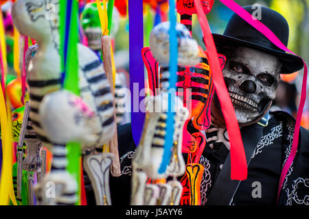 Un homme, habillé en squelette (Calaca), prend part à la Journée de la mort de festivités dans la ville de Mexico, Mexique. Banque D'Images