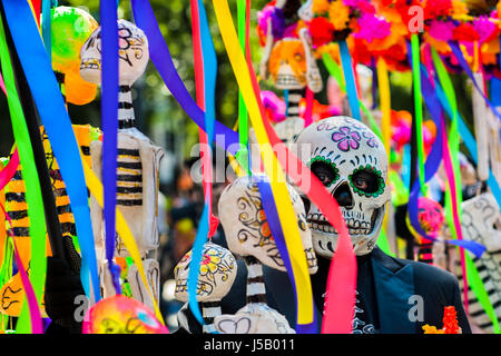 Un homme, habillé en squelette (Calaca), promenades à travers la ville pendant le Jour des Morts procession dans la ville de Mexico, Mexique. Banque D'Images