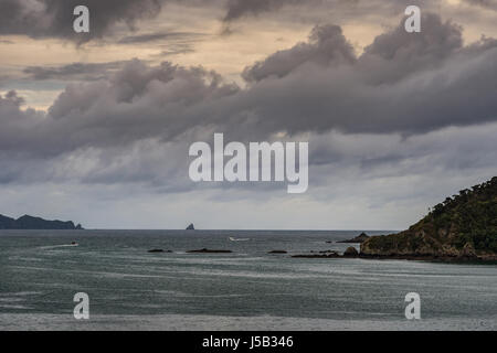 Bay of Islands, Nouvelle-Zélande - mars 7, 2017 : un cyclone est mise en place au cours de l'océan Pacifique et l'entrée du port de Paihia. Sur les roches, Cloudscape Banque D'Images