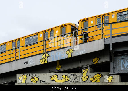 Berlin Subway train sur un pont avec graffiti à Berlin Banque D'Images