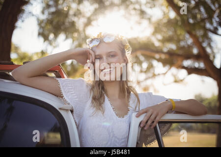 Portrait of smiling Pretty woman par van contre l'arbre Banque D'Images