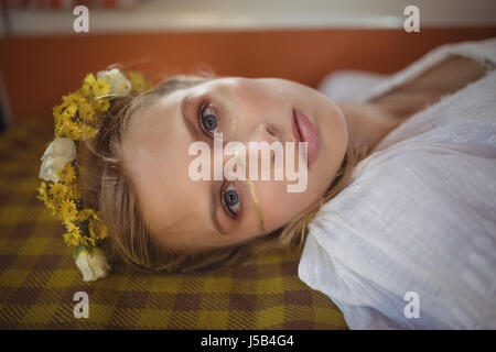 Portrait de jeune femme portant des fleurs couchés dans van Banque D'Images