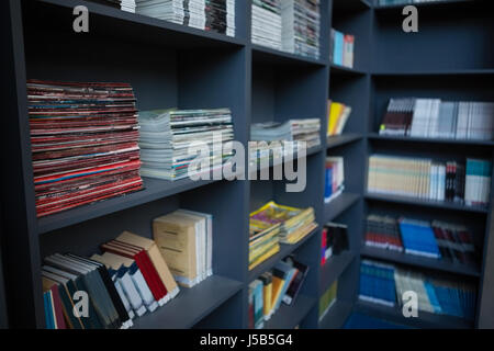 Close up de livres disposés sur des étagères dans la bibliothèque Banque D'Images