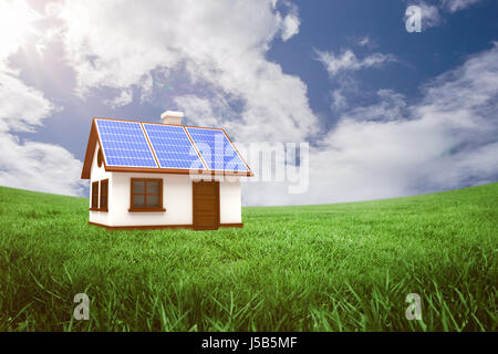 Illustration 3d de la maison avec des panneaux solaires contre green field under blue sky Banque D'Images