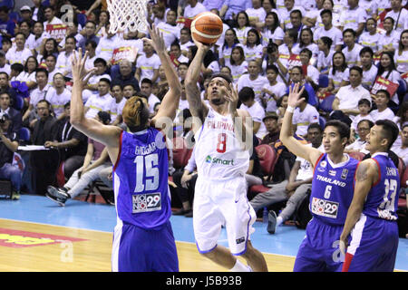 Quezon City, Philippines. 16 mai, 2017. Calvin Abueva (8) des Philippines convertit un lay-up qui a été contestée par Sukhdave Ghogar (15) de la Thaïlande. Crédit : Dennis Jerome Acosta/Pacific Press/Alamy Live News Banque D'Images