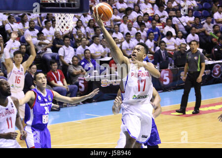 Quezon City, Philippines. 16 mai, 2017. Jason William (17) des Philippines quitte ses gardes de Thaïlande, la conversion d'un lay-up. Crédit : Dennis Jerome Acosta/Pacific Press/Alamy Live News Banque D'Images