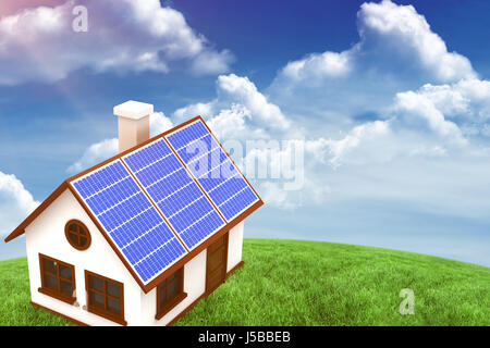 Image 3D de la maison avec des panneaux solaires contre green field under blue sky Banque D'Images