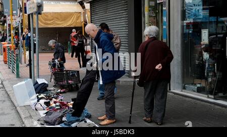 Vieux gens acheter et vendre leurs biens Yen Chow St Marché aux puces à Sham Shui Po Kowloon Hong Kong Banque D'Images