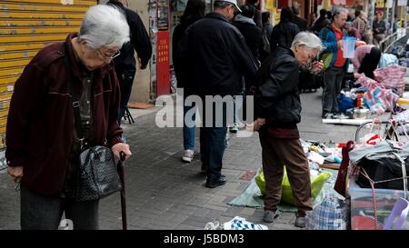 Vieux gens acheter et vendre leurs biens Yen Chow St Marché aux puces à Sham Shui Po Kowloon Hong Kong Banque D'Images