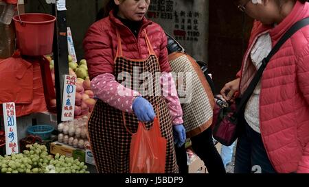 Vieux gens acheter et vendre leurs biens Yen Chow St Marché aux puces à Sham Shui Po Kowloon Hong Kong Banque D'Images