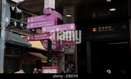 Panneaux de direction au marché aux puces de la rue Apliu à Sham Shui Po Kowloon Hong Kong Banque D'Images