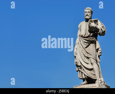 Saint Pierre tenant la clef de ciel statue sur le Pont Saint Ange à Rome, faite au 17ème siècle par le sculpteur Lorenzetto (avec copie espace) Banque D'Images