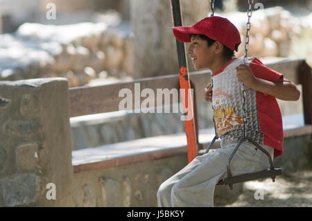 Enfant aborigène dans un parc. Cachi, province de Salta, Argentine Banque D'Images