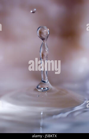 Douches à débit bleu carreaux de céramique wet touchez important cher l'eau potable Banque D'Images