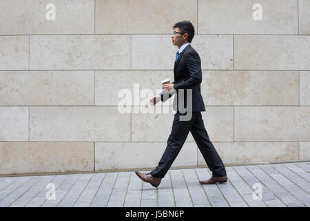 Portrait d'un certain asian businessman marcher dans la ville. Banque D'Images