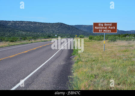 Un signe marquant la distance à Big Bend National Park le long de la US Highway 385 au Texas Banque D'Images