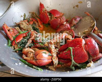 Crabe à la crème de coco la cuisson appelé par les locaux comme étant "ayuyu", crabe de cocotier est un favori de nombreux dans les îles Mariannes du Nord. Banque D'Images