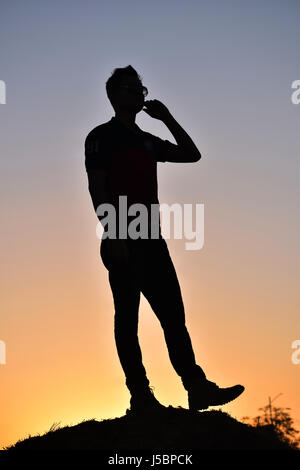 Silhouette de jeune homme debout près de mountain, Pune, Maharashtra Banque D'Images