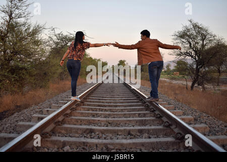 Jeune couple pose sur des voies de chemin de fer, Pune, Maharashtra Banque D'Images