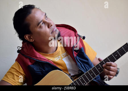 Portrait of young man playing guitar, Pune, Maharashtra Banque D'Images