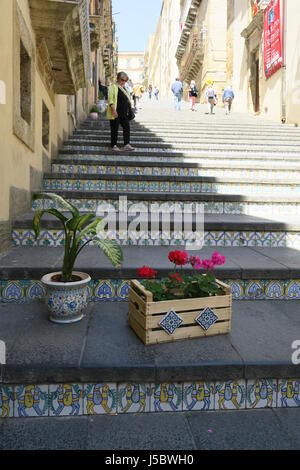 Carreaux peints à la main Il Borgo di Santa Maria del monte escaliers à Caltagirone, ville de l'île de la Sicile, en Italie. Banque D'Images