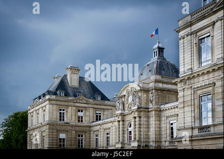 Toit du Palais du Luxembourg et ciel orageux Banque D'Images