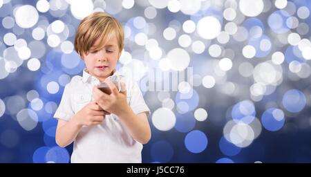 Digital composite de garçon à l'aide de smart phone sur bokeh Banque D'Images