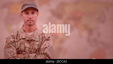 Soldat de bras croisés contre la carte rouge et flou Banque D'Images