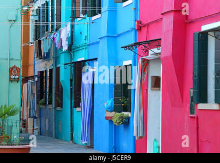 Maisons colorées sur l'île de Burano près de Venise en Italie en été Banque D'Images