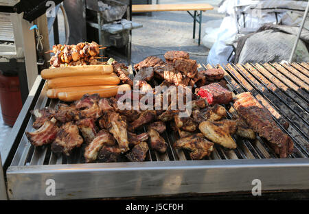 Saucisse de Vienne et côtes levées de porc cuites sur le grill dans la rue food Banque D'Images