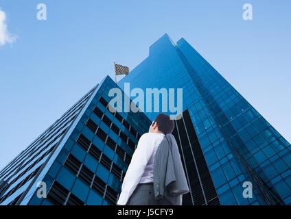 Digital composite of businessman looking up pour voir les checker flag dans un bâtiment Banque D'Images