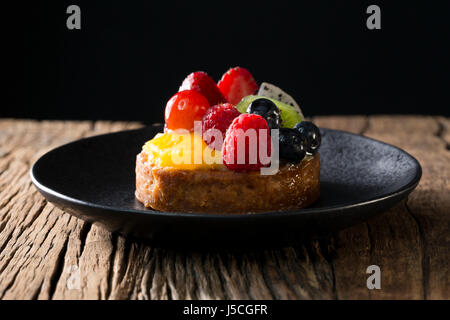 Flan de fruits frais assis sur une table en bois rustique. Banque D'Images