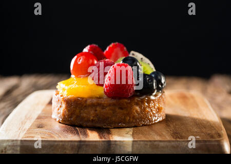 Flan de fruits frais assis sur une table en bois rustique. Banque D'Images