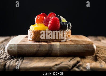 Flan de fruits frais assis sur une table en bois rustique. Banque D'Images