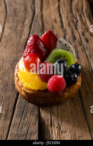 Flan de fruits frais assis sur une table en bois rustique. Banque D'Images