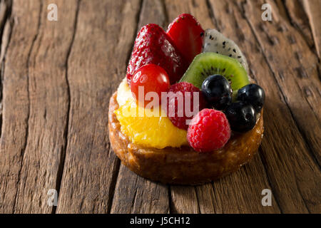 Flan de fruits frais assis sur une table en bois rustique. Banque D'Images