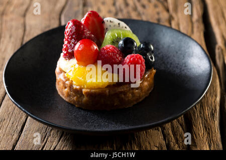 Flan de fruits frais assis sur une table en bois rustique. Banque D'Images