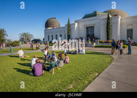 Porte d'entrée, les touristes, pelouse, Griffith Observatory, Griffith Park, Los Angeles, Californie, Etats-Unis, Amérique du Nord Banque D'Images