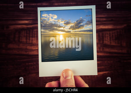 Carte postale Polaroid de golden coucher de soleil sur l'eau. Rien que du ciel, le soleil et l'eau. Idéal pour scrapbooking avec copie espace Banque D'Images