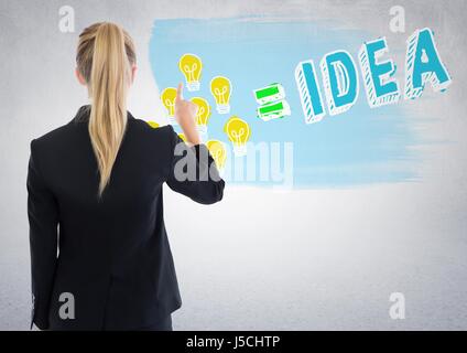 Digital composite de retour de business woman pointing at lightbulb doodle contre mur blanc Banque D'Images