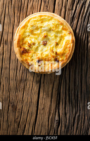 Quiche aux légumes maison. La nourriture est assis sur un fond de bois rustique. Banque D'Images