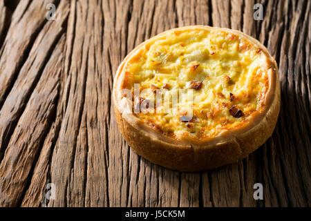 Quiche aux légumes maison. La nourriture est assis sur un fond de bois rustique. Banque D'Images