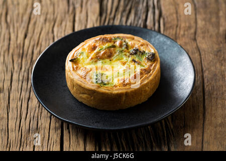 Quiche aux légumes maison. La nourriture est assis sur un fond de bois rustique. Banque D'Images