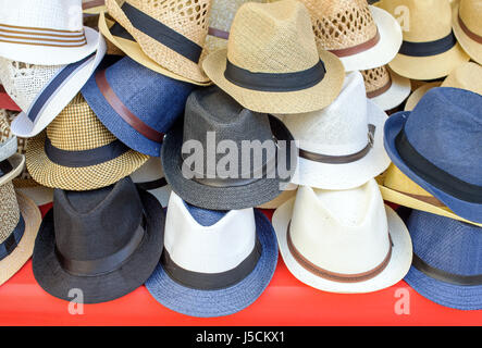 Chapeaux de couleurs différentes sur un marché en Italie Banque D'Images