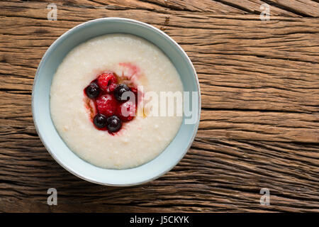 Porridge fraîchement cuit sur un fond de bois rustique. Banque D'Images