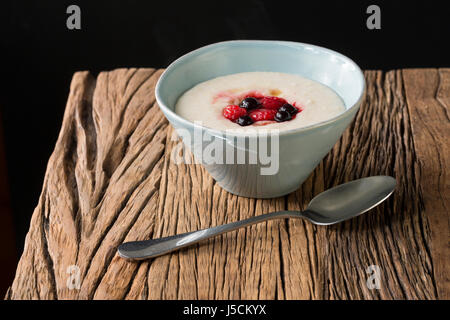 Porridge fraîchement cuit sur un fond de bois rustique. Banque D'Images