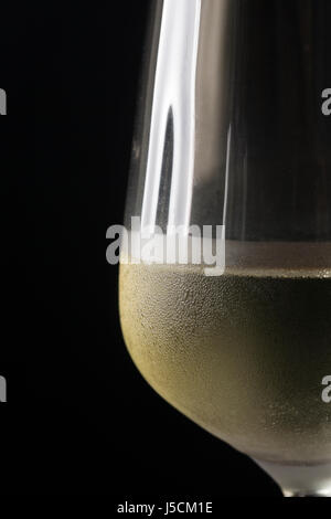 Close up detail d'un verre de vin blanc. Banque D'Images