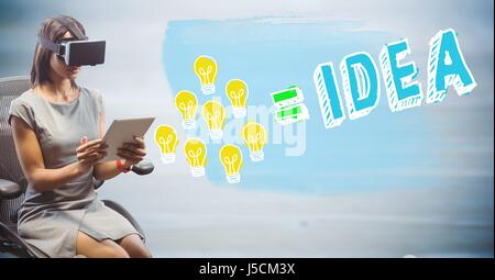 Digital composite of business woman in VR avec ampoule dessin doodle contre panneau bleu flou Banque D'Images