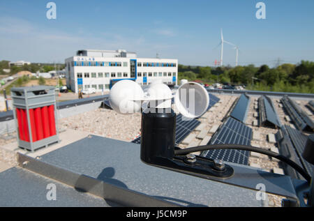 ALLEMAGNE Hambourg, HAW Technology Center CC4E, Smart Energy, Red bouteille de gaz pour le stockage de l'hydrogène, l'hydrogène vert a été transformé avec l'énergie des éoliennes Nordex, l'énergie à l'hydrogène, l'unité photovoltaïque et le parc éolien Nordex Curslack / DEUTSCHLAND, Hambourg, HAW Technologiezentrum CC4E, Dach mit PV Solaranlage und Wasserstoff Speicher, Hintergrund Windpark Curslack mit Nordex N117 Windkraftanlagen Banque D'Images